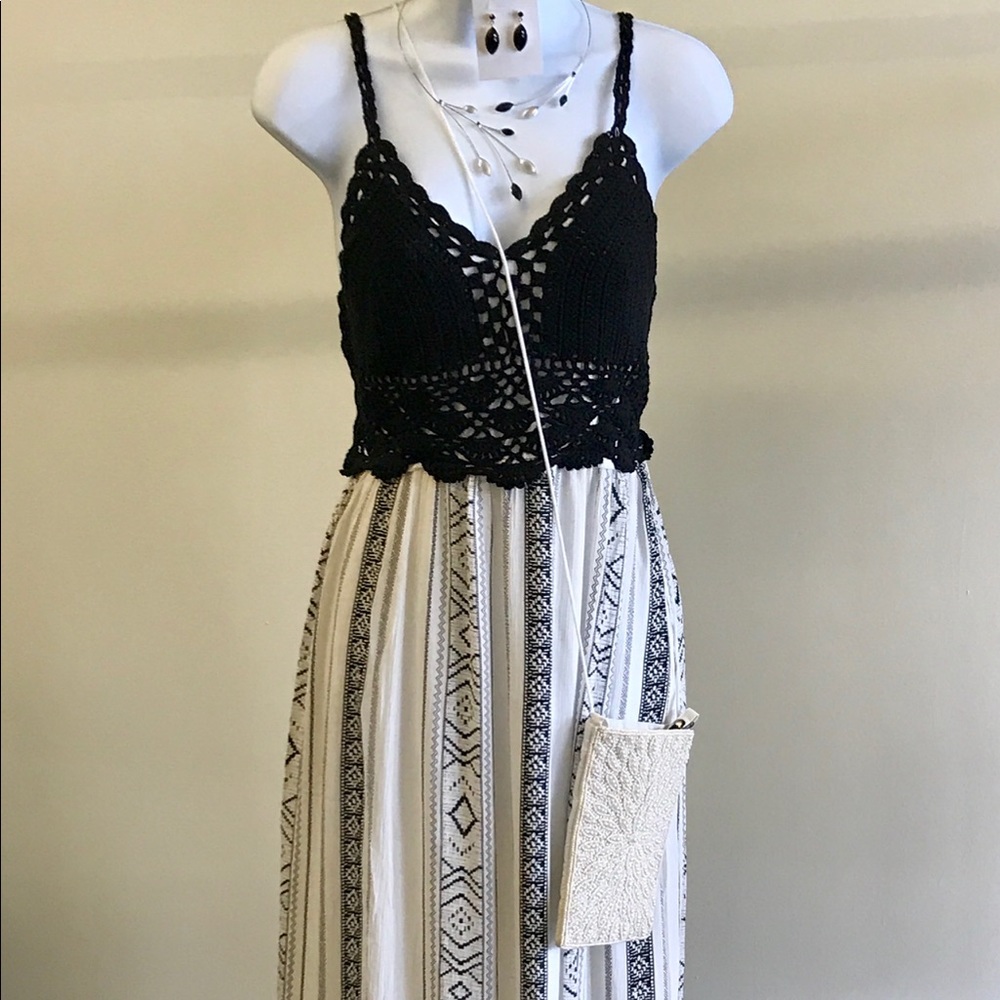 Promesa Boho Black and white maxi dress med